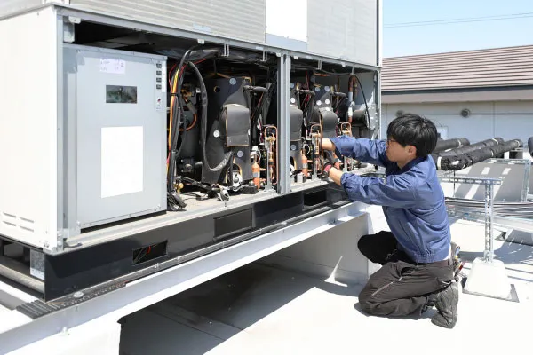 室外機の点検・メンテナンス作業