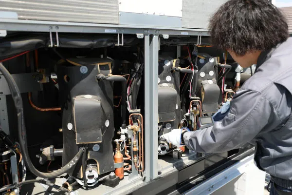 室外機の点検・メンテナンス作業